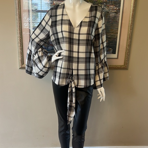PLAID SHIRT W/ KNOTTED HEM + TRUMPET SLEEVE - Picture 2 of 5